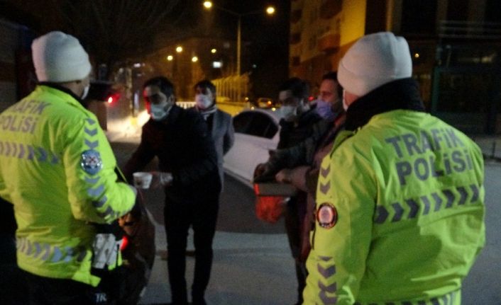 Soğuk havada kısıtlama nöbeti tutan polislere sıcak çorba ikramı