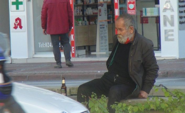 Sokağa çıkma yasağını delmekle kalmadı gündüz vakti refüje çilingir sofrası kurdu
