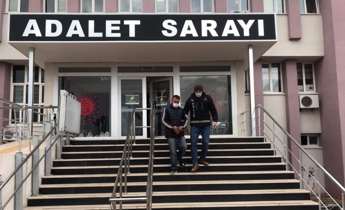 Sokağa çıkma yasağını fırsat bilen uyuşturucu satıcısı polisten kaçamadı