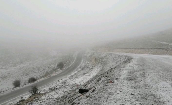 Şuhut’ta ilçe merkezinde yağmur, yüksek kesimlerde kar yağışı yaşandı