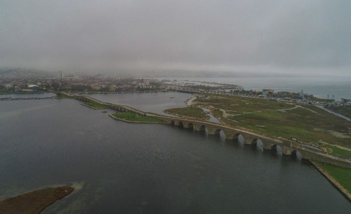 Suların yüzlerce metre çekildiği Büyükçekmece Gölü çorak araziye döndü