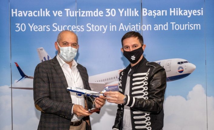 SunExpress, DJ Burak Yeter’in hava yolu partneri oldu