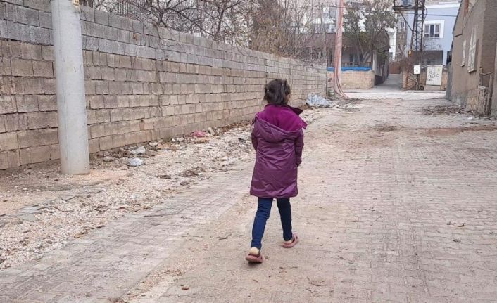 Tableti olmayan 7 yaşındaki öğrenci, canlı derslere katılmak için her gün 1 kilometre yürüyor