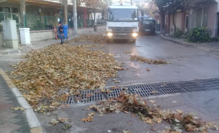 Temizlik görevlilerinin yaprak mesaisi