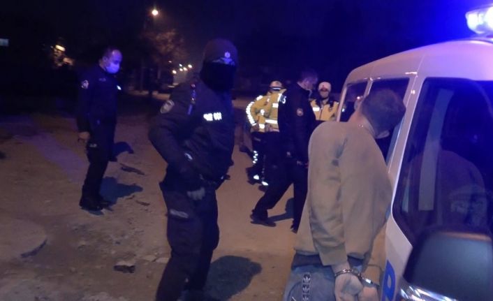 Ters şeritten giderken polisten kaçtı, yakalanınca ağlamaya başladı