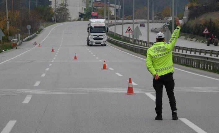 Tik Tok’ta canlı yayın yaparken kendisini durduran polislere küfreden tır sürücüsü hakkında soruşturma açıldı