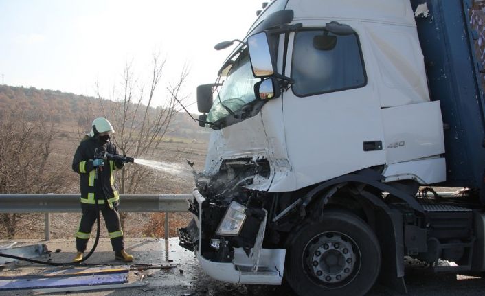 Tır, aynı yönde seyreden başka bir tıra arkadan çarptı: 1 yaralı