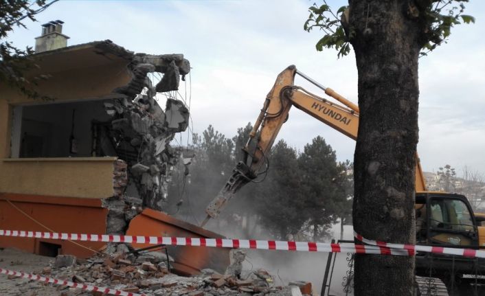 Tosya’da depreme dayanıksız okulların yıkımı sürüyor