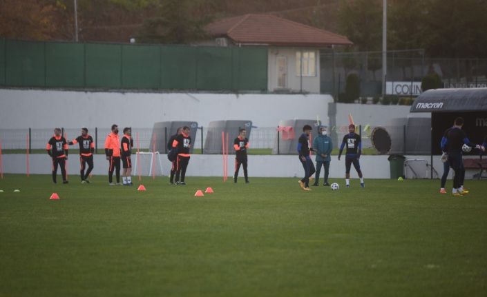 Trabzonsporlu futbolcular ’Irkçılığa hayır’ yazılı tişörtlerle antrenmana çıktı