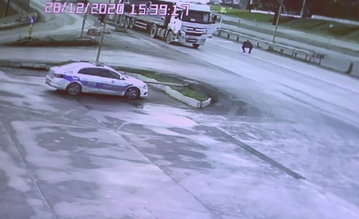 Trafik ışıklarında duran tıra arkadan gelen tır böyle çarptı: 1 yaralı