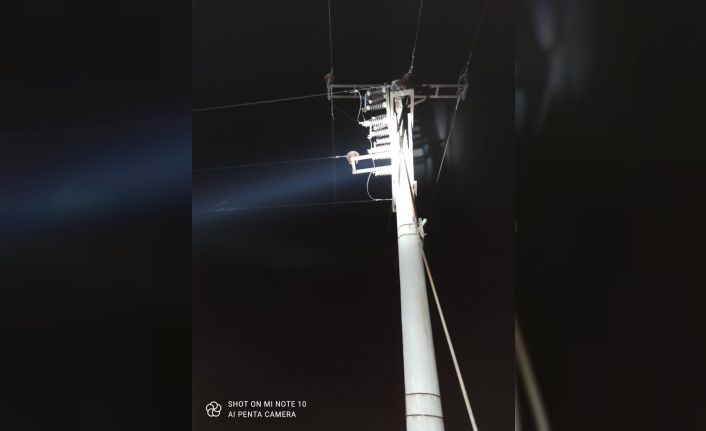 Trafodan kablo çalmaya çalışırken elektrik akımına kapıldılar, 1 ölü 3 yaralı