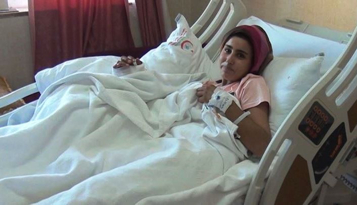 Traktör tekeri ile halat arasına sıkışarak kopan el 9 saatte dikildi