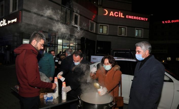 Tuşba Belediyesinden sağlık ve güvenlik çalışanlarına sıcak çorba ikramı