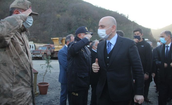Ulaştırma ve Altyapı Bakanı Adil Karaismailoğlu Giresun’un Dereli ilçesinde incelemelerde bulundu