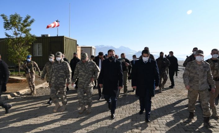Vali Akbıyık sınırda ziyaretlerde bulundu