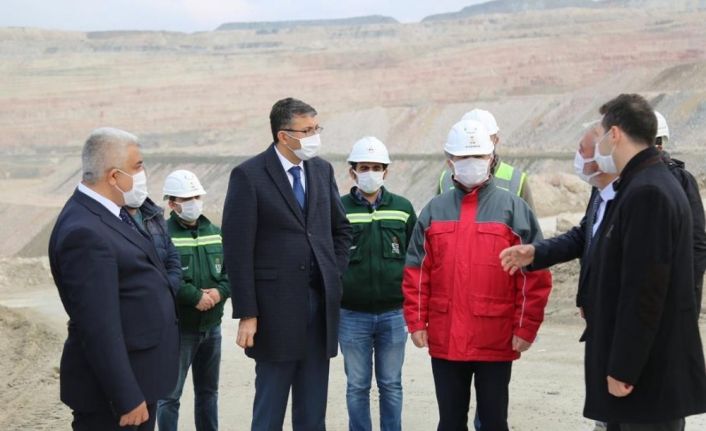 Vali Ali Çelik: “Üreten, taş üstüne taş koyan herkes başımızın tacı”