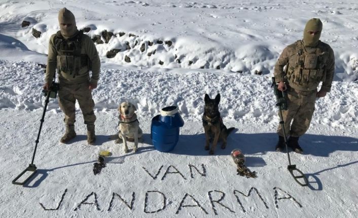 Van’da PKK terör örüğüne ait silah ve mühimmat ele geçirildi
