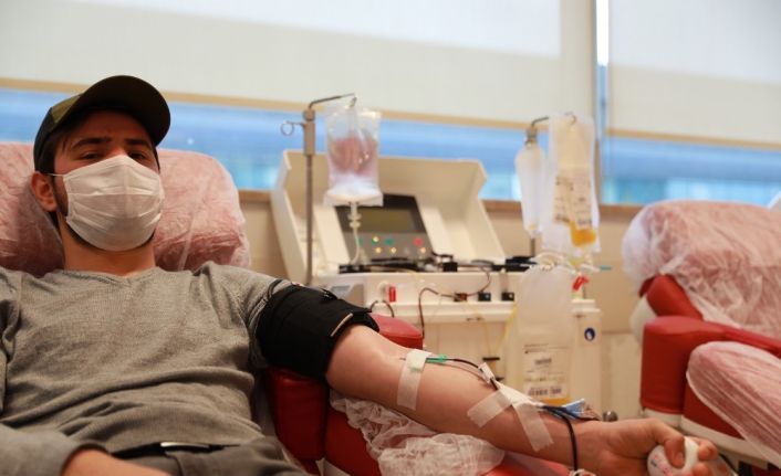 Vatandaşlar hafta sonu kısıtlamasına rağmen kan merkezlerine akın etti