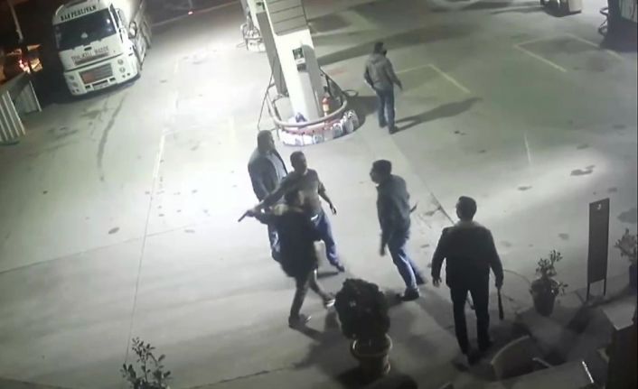 Yaklaşık 10 kişilik grubun benzinliği silah ve sopalar ile bastığı anlar kamerada