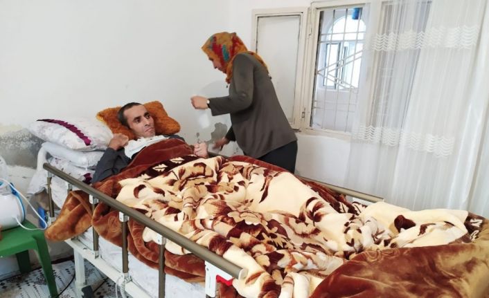 Yatalak eşi ve 5 çocuğuna bakıyor, kendilerine uzanacak yardım elini bekliyor