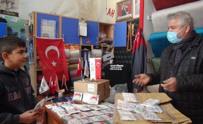 Yerden maske alıp kullanan yaşlıyı gördü 24 bin maske dağıttı
