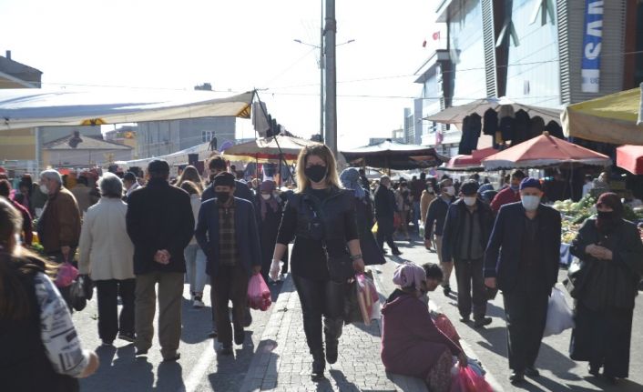 Yılbaşı kısıtlaması öncesi görülmedik yoğunluk: Akın akın sokağa çıkıyorlar