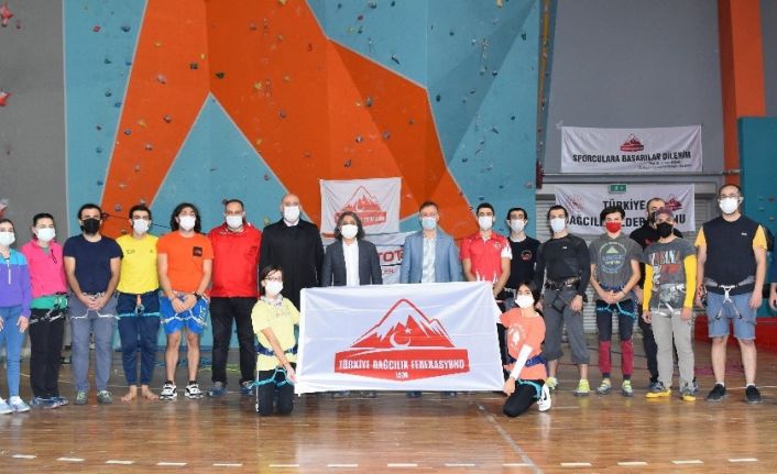 Yomra Cimnastik Spor Kompleksinde yapılan tırmanma duvarında şampiyonlar yetişiyor