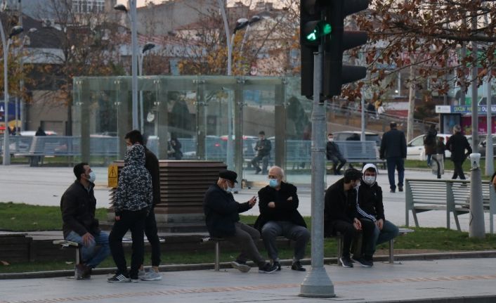 Yüksek kesimlerde kalanlar kış, şehir merkezindekiler adeta baharı yaşıyor