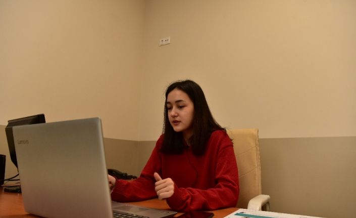 17 yaşındaki Şevval velilere dijital seminer veriyor, gören veliler şaşırıyor