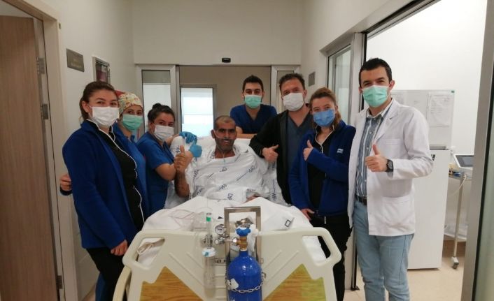 22 günü entübe halde  52 gün yoğun bakımda kaldı, hayata tutundu
