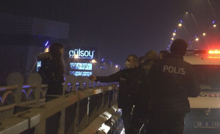 22 yaşındaki genç kızı atlamak istediği üst geçitten polis ekipleri indirdi
