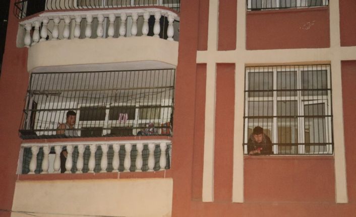 2 katlı müstakil evdeki odunluk yandı, vatandaşlar evlerinin balkonuna çıkarak kurtarılmayı bekledi