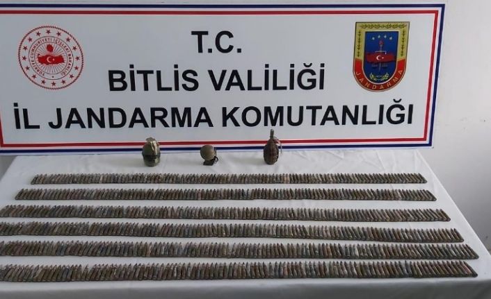 2 sığınak içerisinde 3 el bombası ile çok sayıda kaleşnikof fişeği ele geçirildi