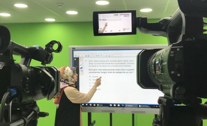 30 gönüllü öğretmen öğrencilerin eğitimine katkı sunmak için kamera karşısına geçti