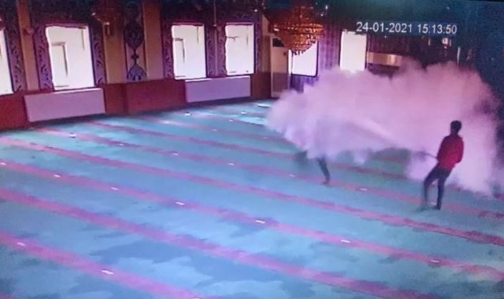 5 çocuğun yangın tüpü sıkıp zarar verdiği caminin cemaati: "Yaşananlara üzüldük"