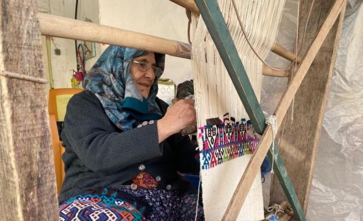 69 yıldır kilim dokuyan 86 yaşındaki Teslime nine gençlere taş çıkartıyor