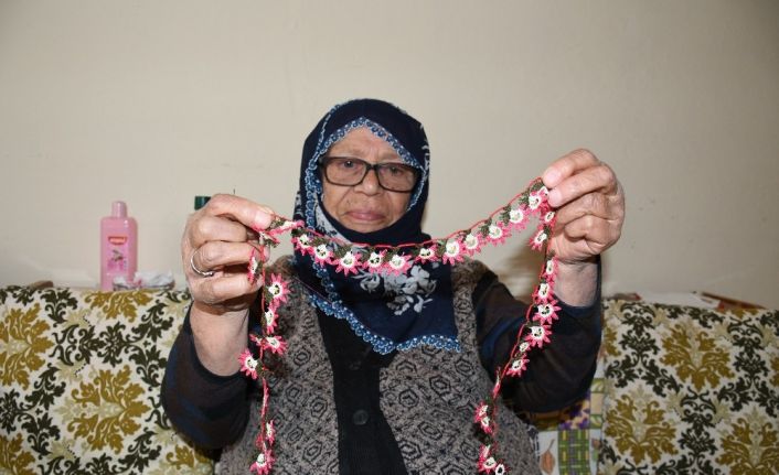 81 yaşındaki Pakize teyze, iğne oyası ile 4 çocuk okutup, evlendirdi