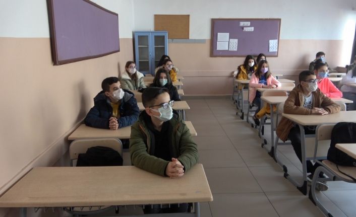 8. ve 12. sınıflar için isteğe bağlı yüz yüze eğitim başladı