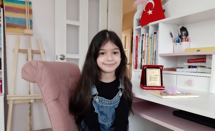 8 yaşındaki Erva’nın sağlık çalışanı olan annesine yazdığı mektup birincilik getirdi
