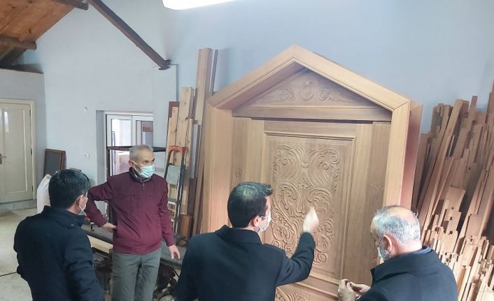 Abdullah Mihal Gazi Türbesinin kapısı tamamen el işçiliği ile yeniden yapılıyor