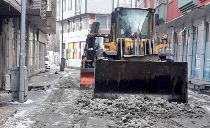 Ağrı Belediyesi kar temizleme çalışması gerçekleştirdi