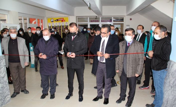 Ağrı’da Diş Hekimi İlhami Yıldız mezun olduğu okula Z Kütüphane kurdu