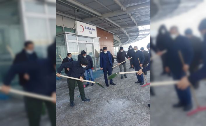 Ağrı’da eksi 32 derecede kazma ve küreklerle kar temizleme çalışması yaptılar