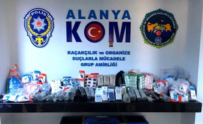 Alanya’da 55 bin 492 kaçak cep telefonu parçası ve aksesuarı ele geçirildi