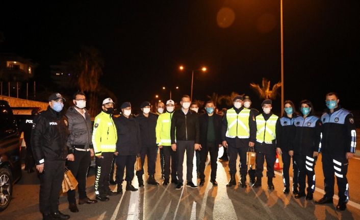 Alanya’da sağlık çalışanları ve güvenlik güçlerinin yeni yılı görevi başındayken kutlandı