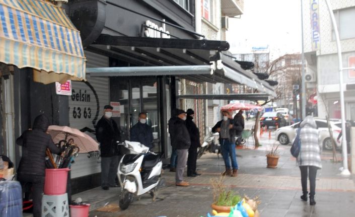 Aniden bastıran yağmura yakalandılar