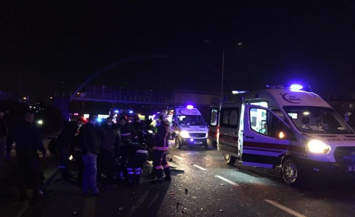 Ankara-İstanbul yolu Akköprü mevkiinde 3 aracın karıştığı trafik kazasında ilk belirlemelere göre 2si ağır 6 kişi yaralandı. Olay yerinde çok sayıda ambulans ve itfaiye ekibi sevk edildi.