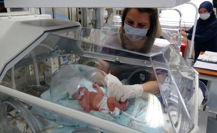 Annesi korona virüse yenik düştü, sezaryenle alınan bebek hayata tutundu