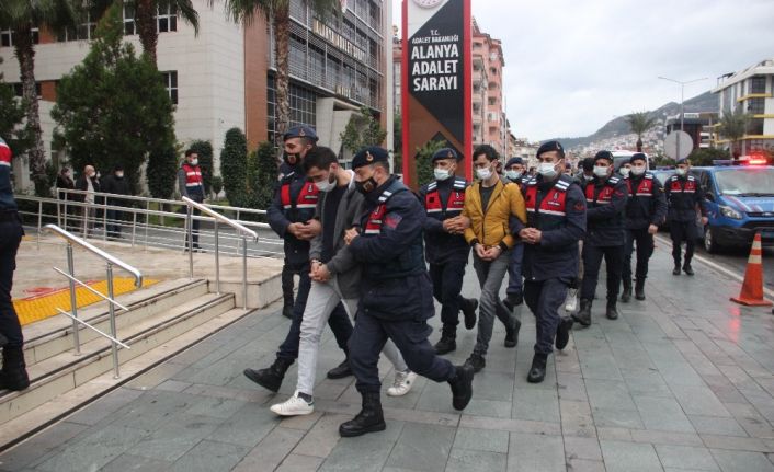 Antalya’da eş zamanlı ’Dalgakıran’ operasyonunda 20 şüpheli daha adliyeye sevk edildi