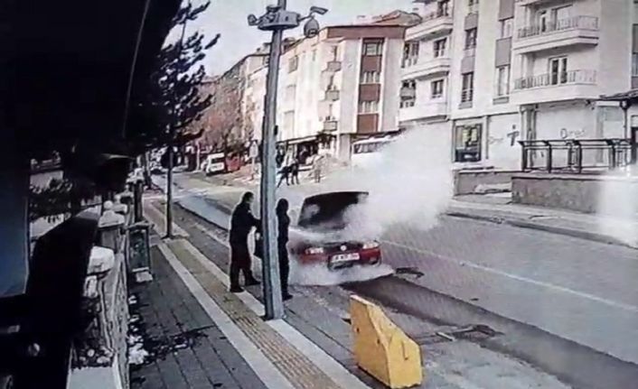 Aracı yanan çaresiz sürücünün yardımına polis yetişti, o anlar güvenlik kamerasına yansıdı